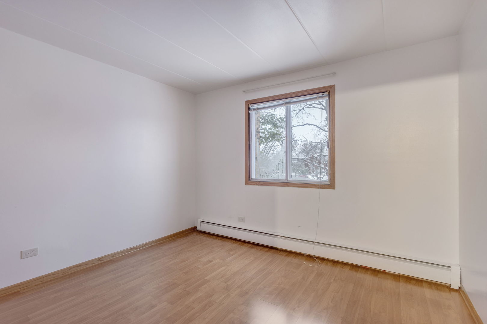 2505 Spring Street, Unit 3304 Woodridge, IL 60517 - Photo 8 of 17 an empty room with a window