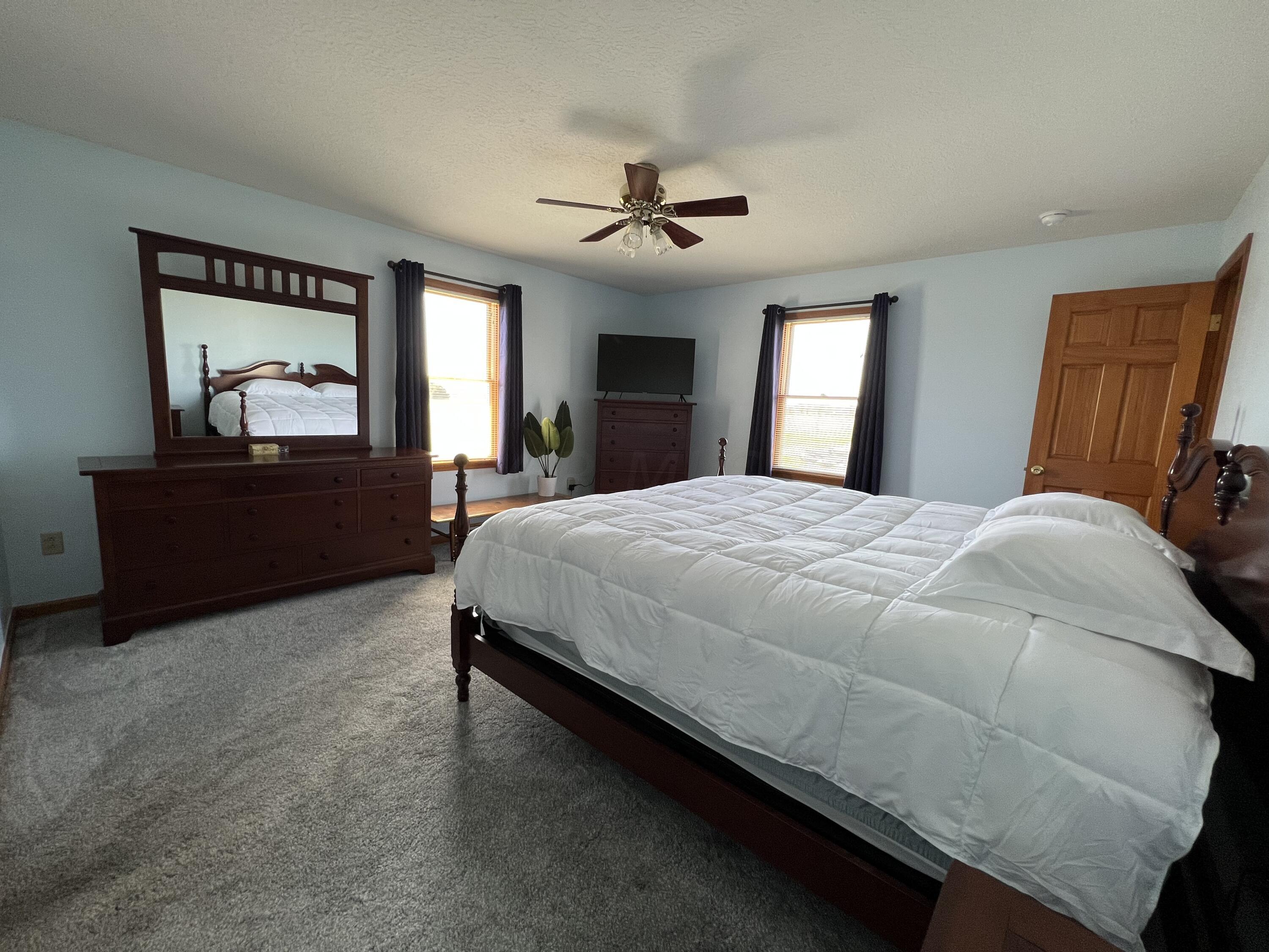 13629 Hoover Road Ashville, OH 43103 - Photo 17 of 25 Owner's bedroom suite