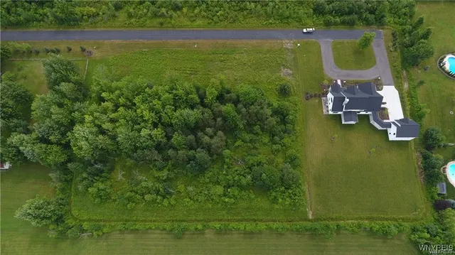 $249,900 | 455 Pleasant View Drive, Lancaster, NY 14086