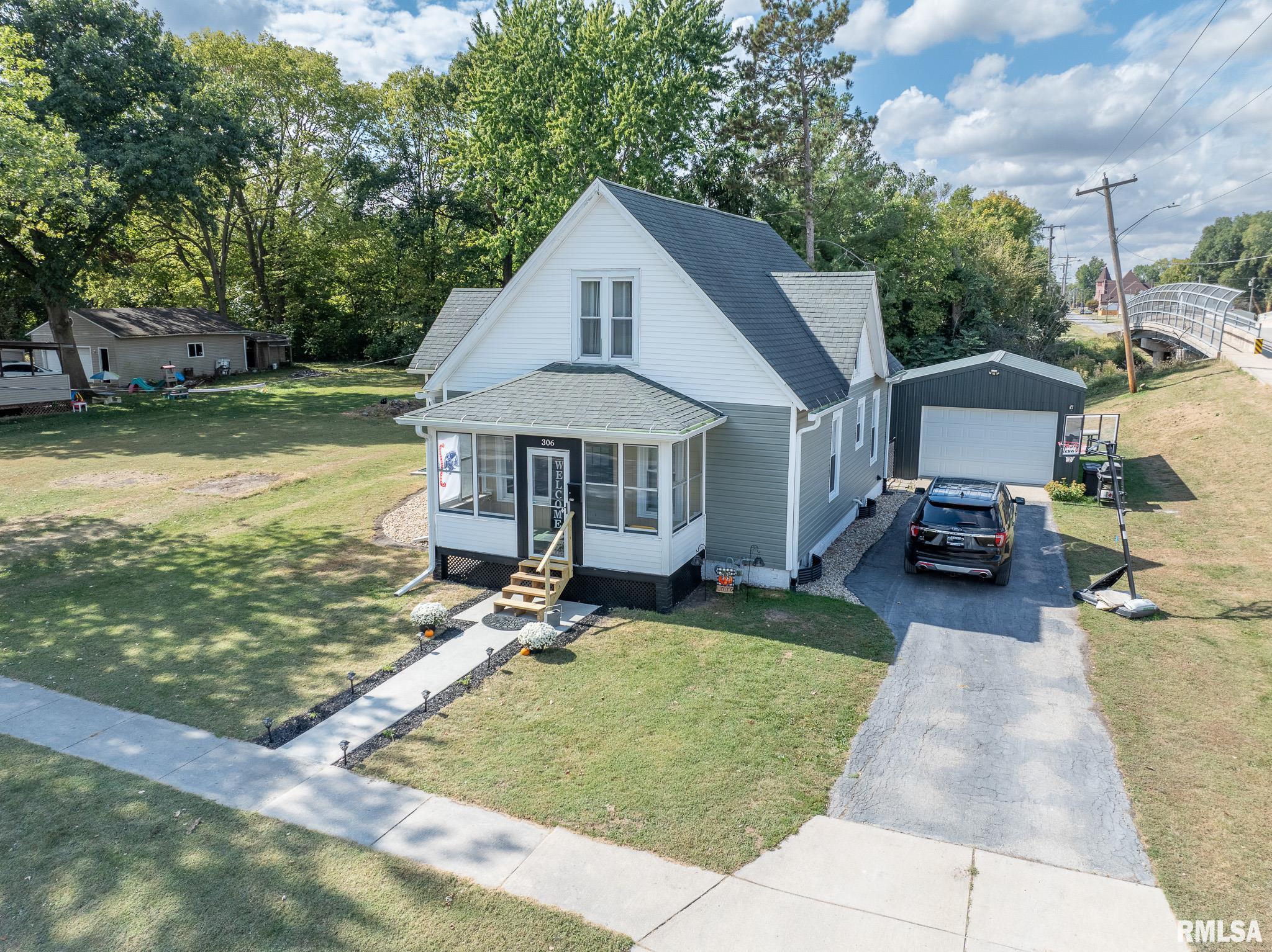 306 North Harshbarger Street Abingdon, IL 61410 - Photo 1 of 27
