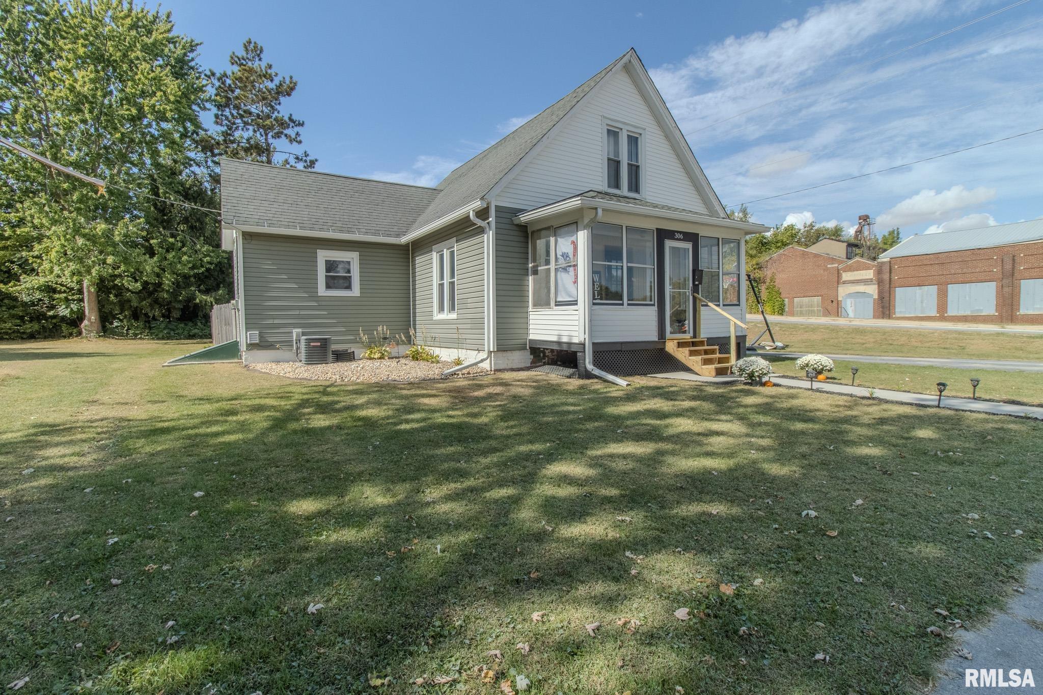 306 North Harshbarger Street Abingdon, IL 61410 - Photo 2 of 27
