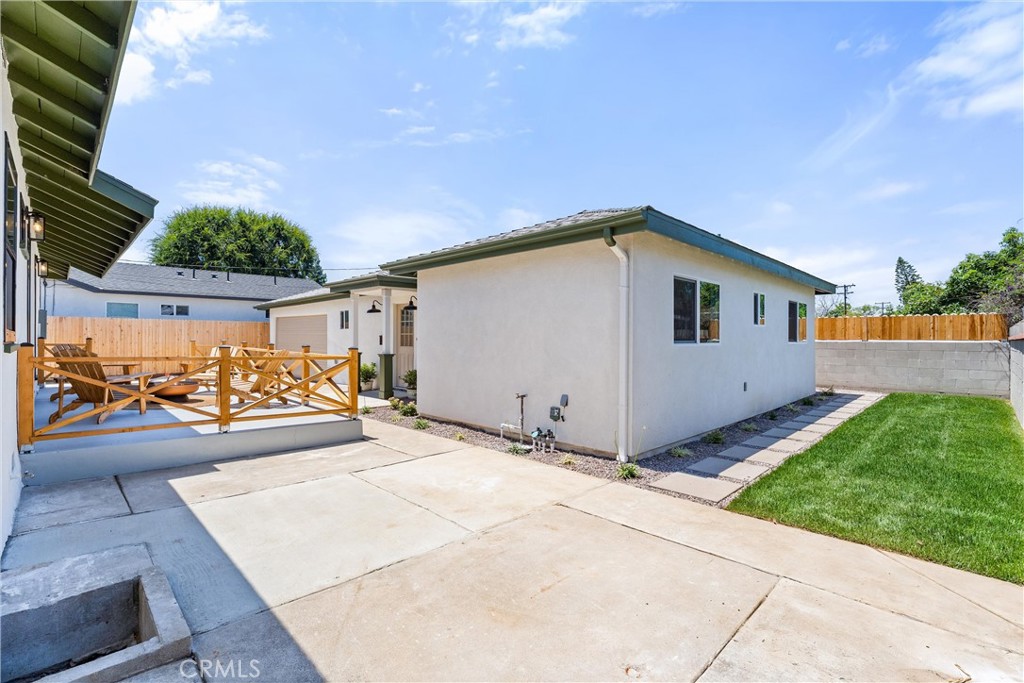476 North Pine Street Orange, CA 92866 - Photo 4 of 5 a view of a backyard