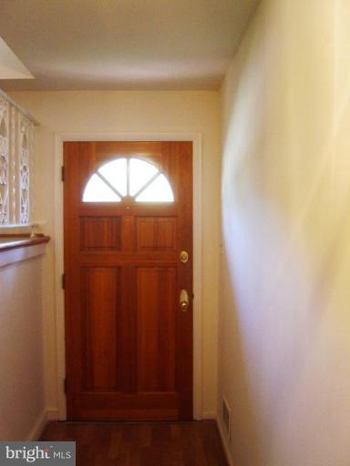 1900 Courtland Road Alexandria, VA 22306 - Photo 2 of 25 Entrance / Foyer