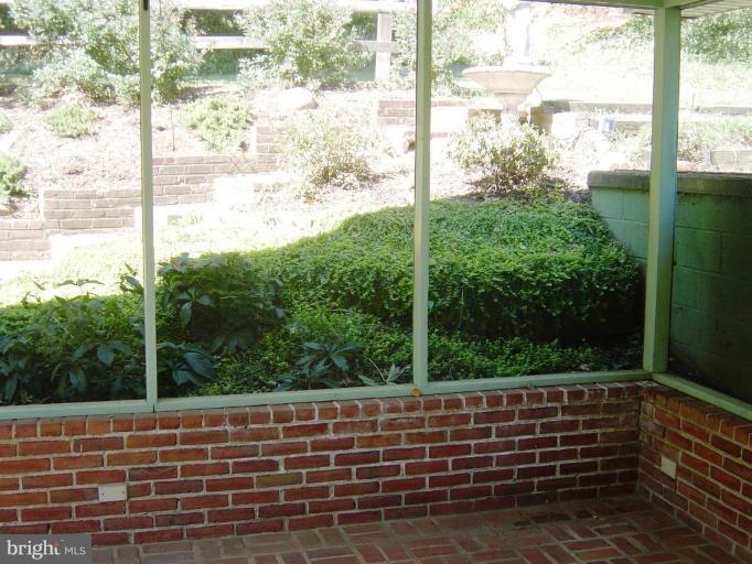 1900 Courtland Road Alexandria, VA 22306 - Photo 12 of 25 Screened-in Porch