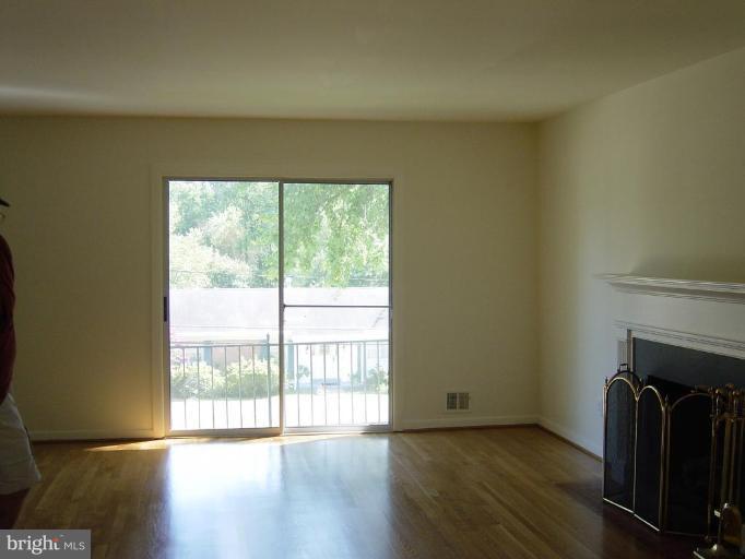 1900 Courtland Road Alexandria, VA 22306 - Photo 5 of 25 Living Room #3