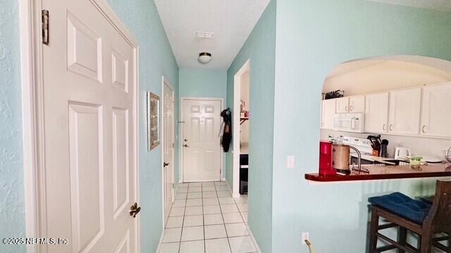 1414 Vista Cove Road St. Augustine, FL 32084 - Photo 4 of 29 a very nice looking room with a mirror