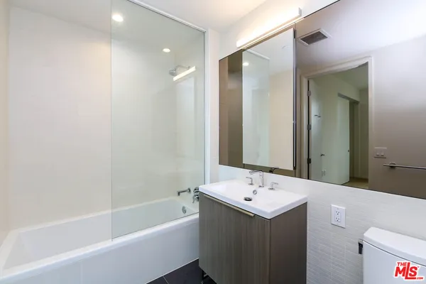 $2,950 | 889 Francisco Street, Unit 2401, Los Angeles, CA 90017