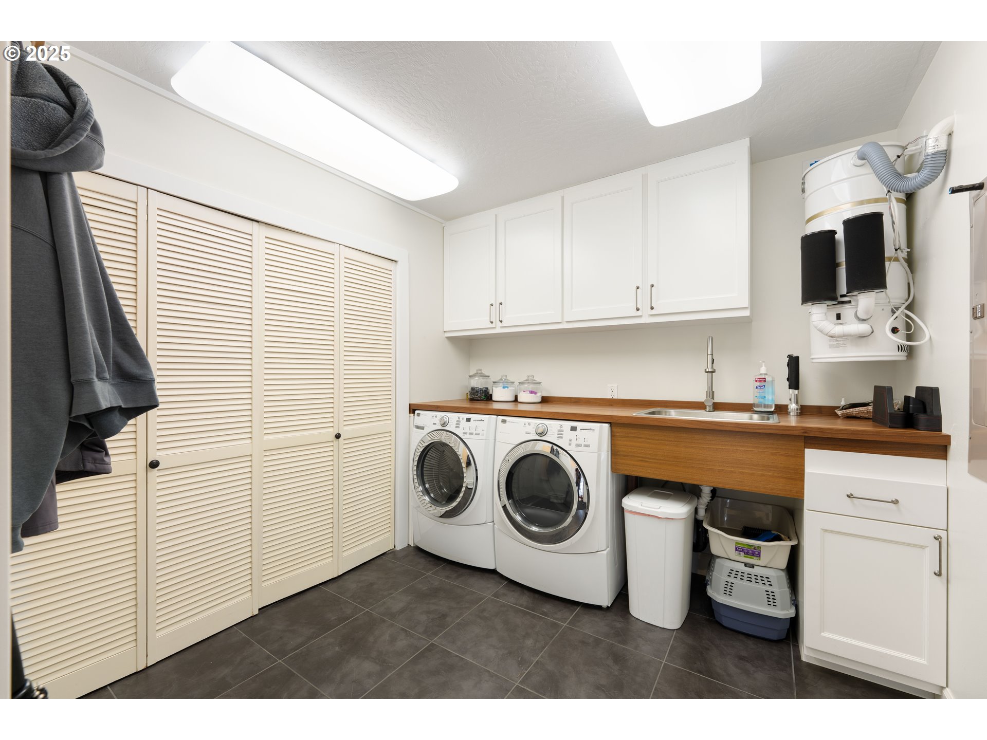 90989 Pigeon Point Loop Coos Bay, OR 97420 - Photo 31 of 48 a utility room with sink dryer and washer
