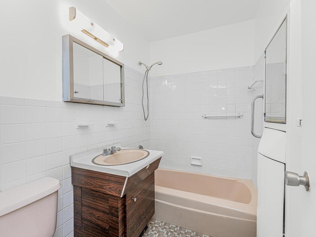 555 Kappock Street, Unit 11B Bronx, NY 10463 - Photo 10 of 29 a bathroom with a sink a toilet and bathtub