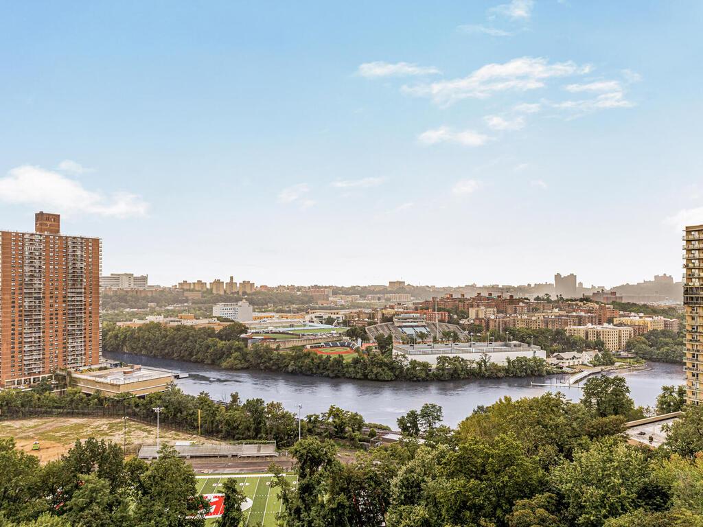 555 Kappock Street, Unit 11B Bronx, NY 10463 - Photo 13 of 29 a view of lake and city