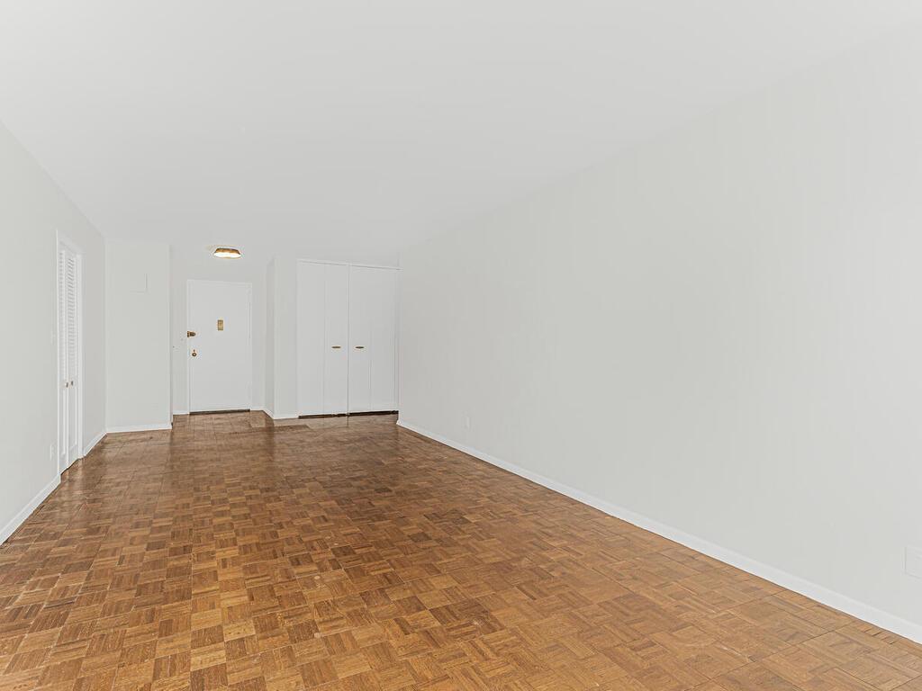 555 Kappock Street, Unit 11B Bronx, NY 10463 - Photo 5 of 29 a view of an empty room