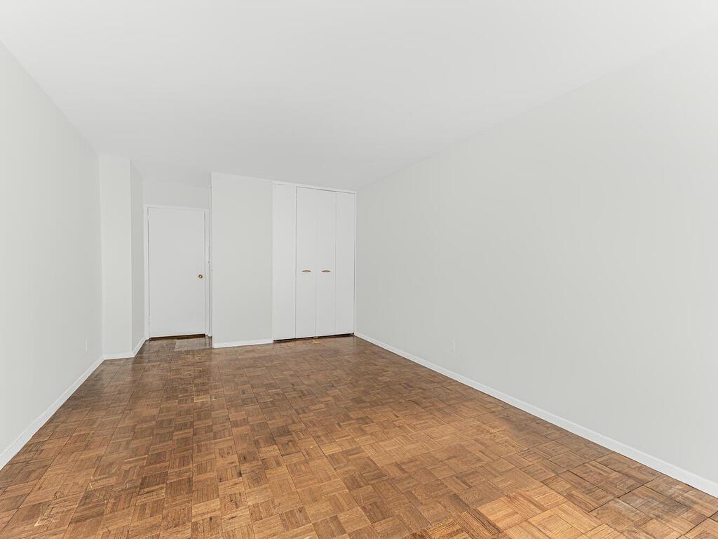 555 Kappock Street, Unit 11B Bronx, NY 10463 - Photo 6 of 29 a view of an empty room