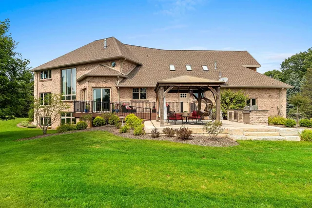 $949,900 | 4349 Windemer Lane, Hobart, WI 54155