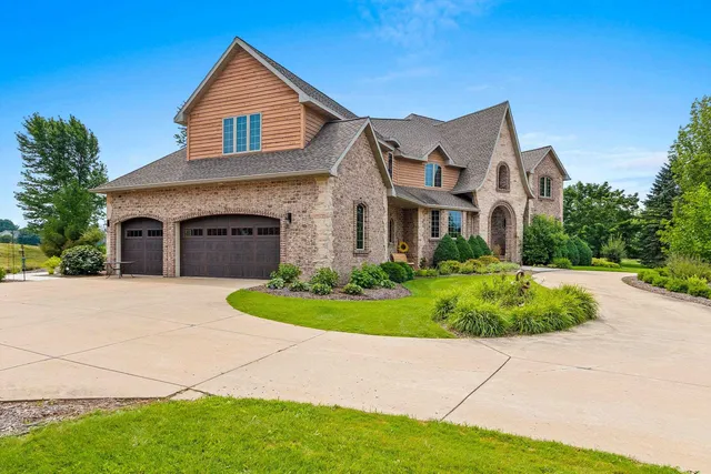 $949,900 | 4349 Windemer Lane, Hobart, WI 54155