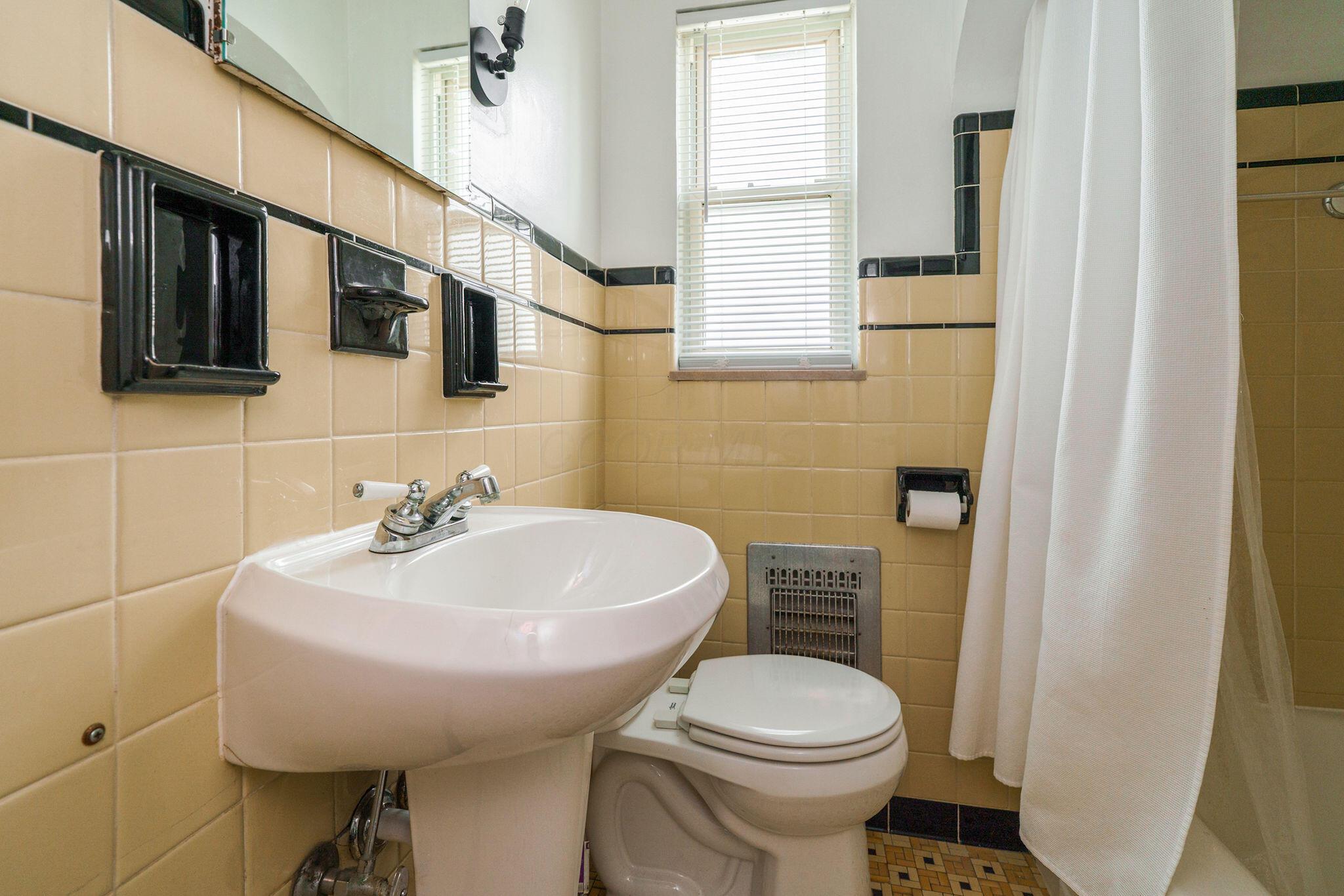 908 Vernon Road Columbus, OH 43209 - Photo 21 of 36 First floor Full Bath