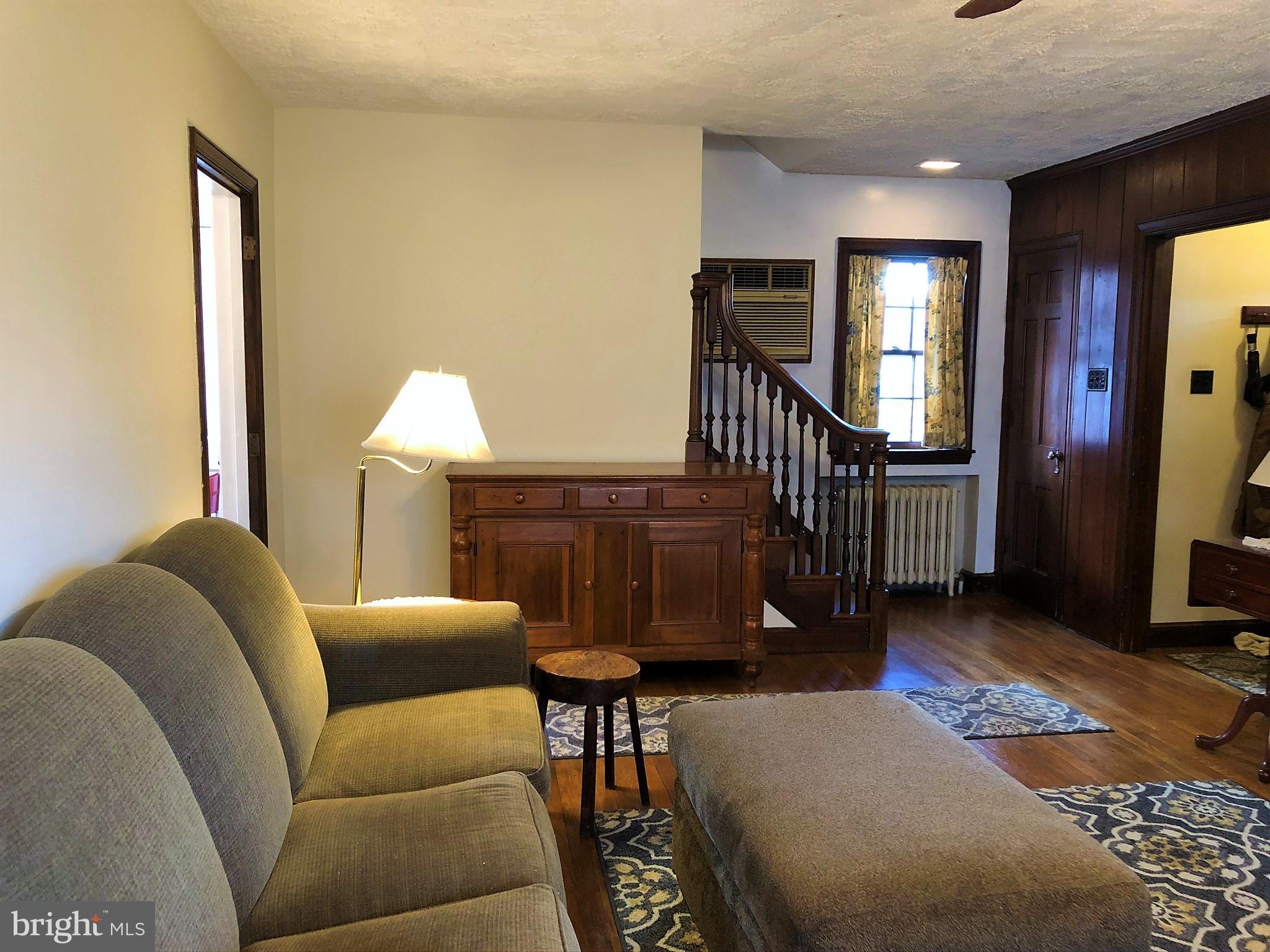 802 Old Wyomissing Road Reading, PA 19611 - Photo 10 of 60 Living Room