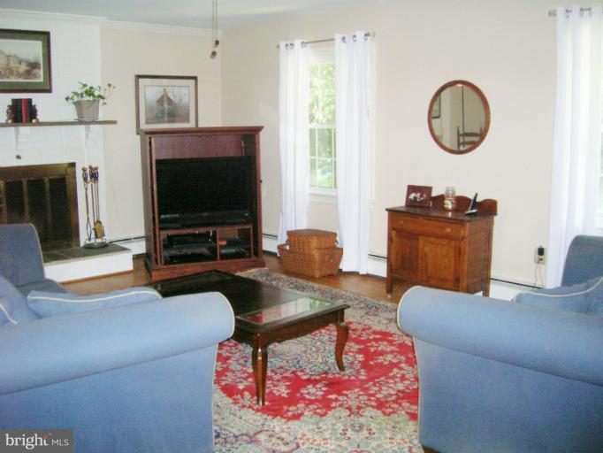 9444 Emory Grove Road Gaithersburg, MD 20877 - Photo 18 of 30 Living Room