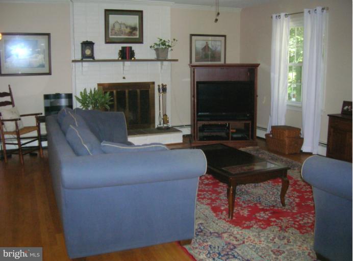9444 Emory Grove Road Gaithersburg, MD 20877 - Photo 3 of 30 Living Room