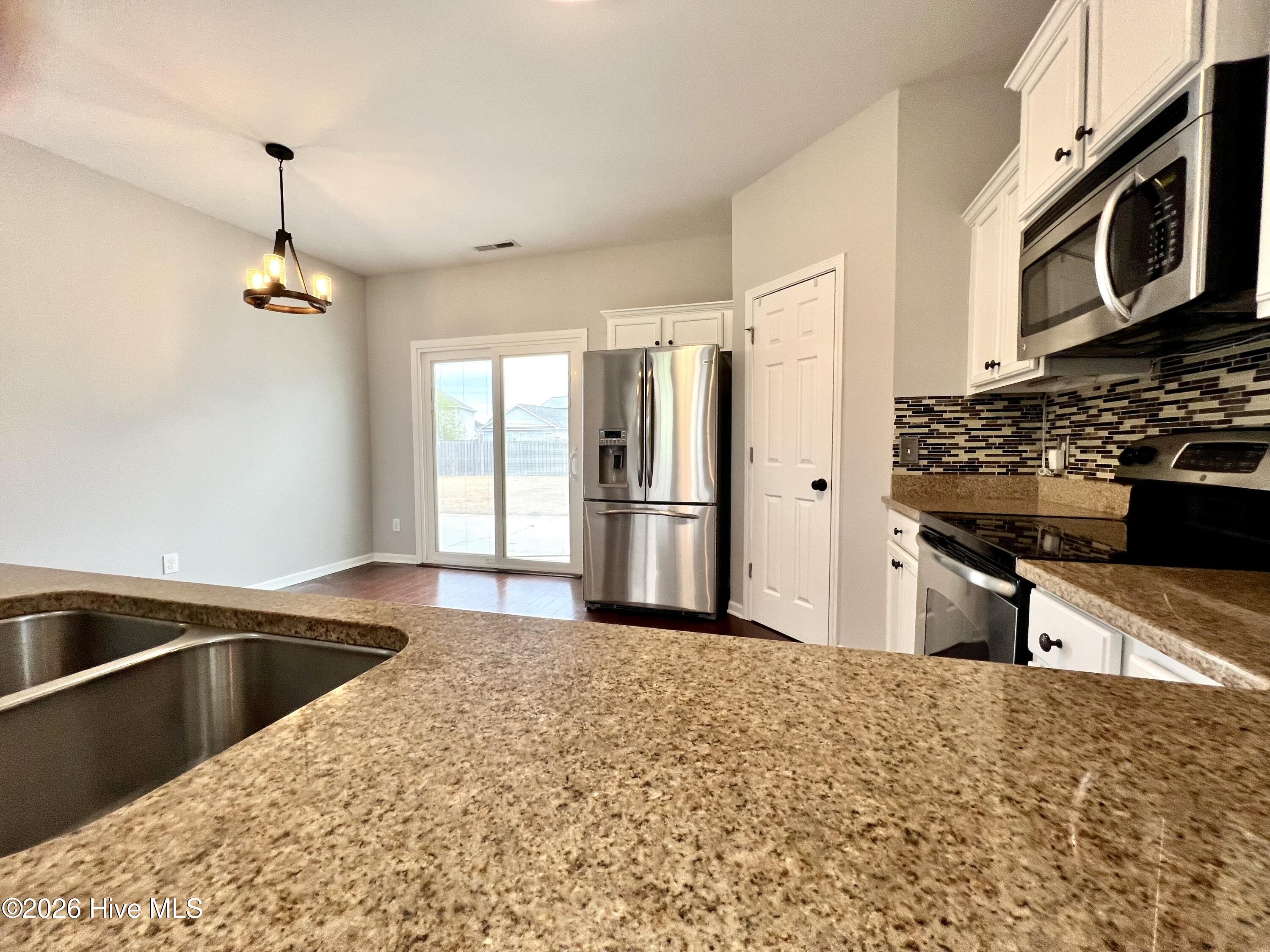 438 Riviera Drive Wilmington, NC 28411 - Photo 4 of 26 4 Kitchen