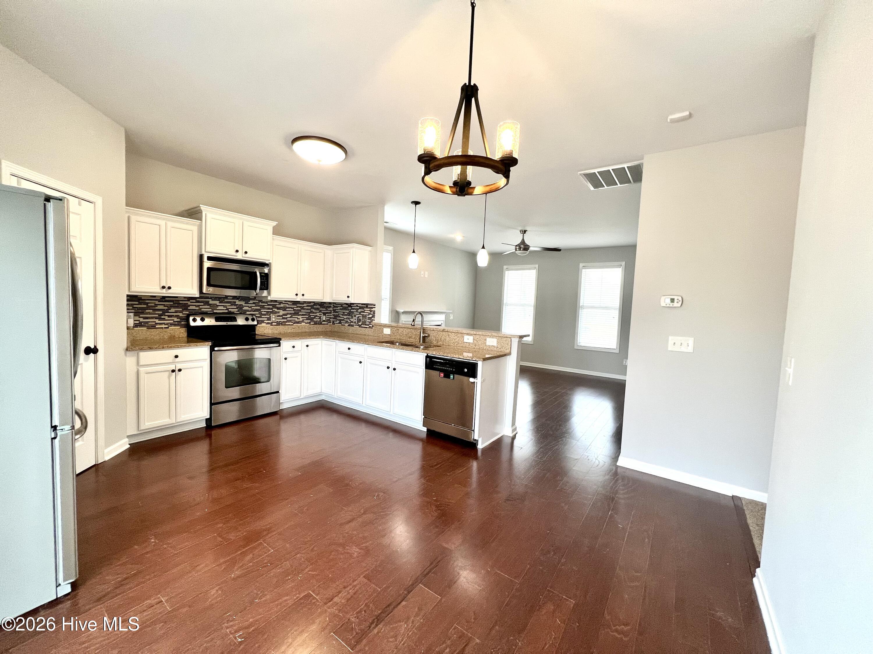 438 Riviera Drive Wilmington, NC 28411 - Photo 6 of 26 6 Kitchen