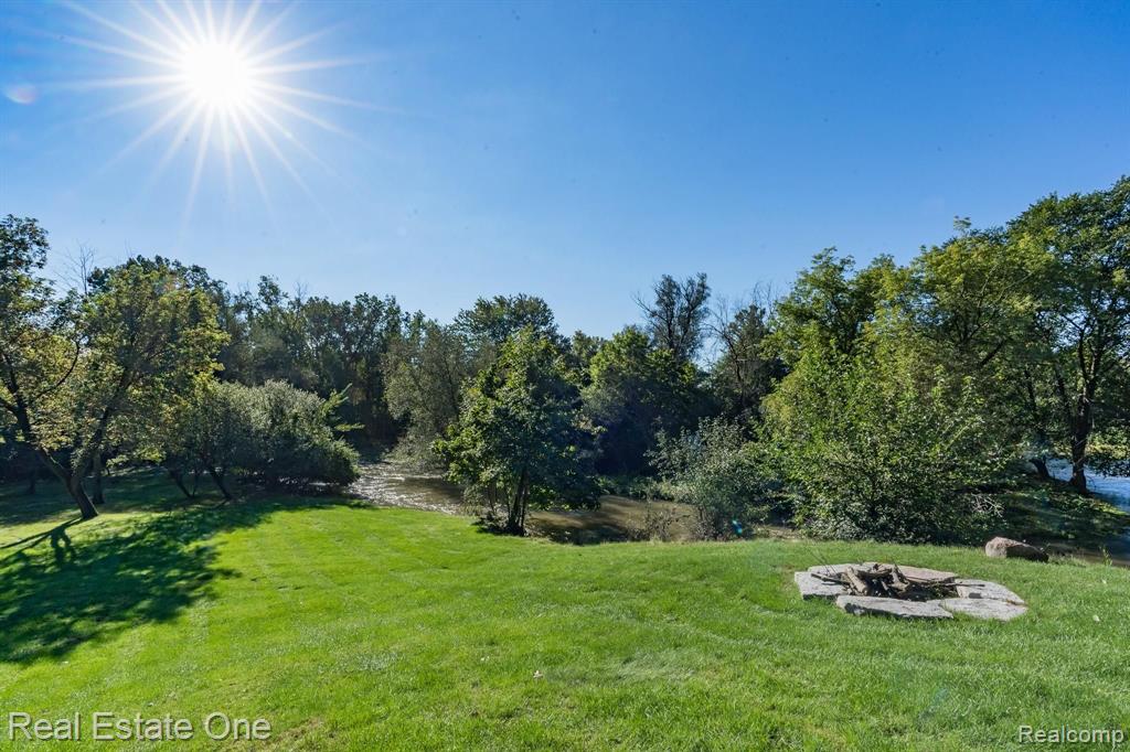 2083 Bonnie Brae Street Rochester Hills, MI 48309 - Photo 24 of 26