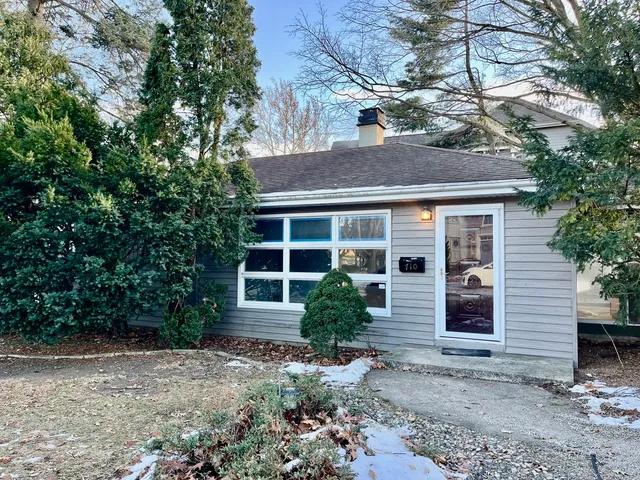 $2,600 | 710 West Benton Avenue, Naperville, IL 60540