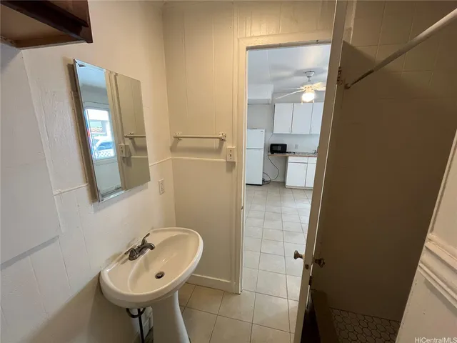 $1,200 | 421 Lewers Street, Unit D, Honolulu, HI 96815
