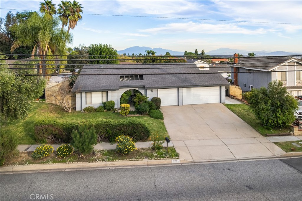 6275 Sapphire Street Rancho Cucamonga, CA 91701 - Photo 5 of 32 a view of a terrace with a garden and plants