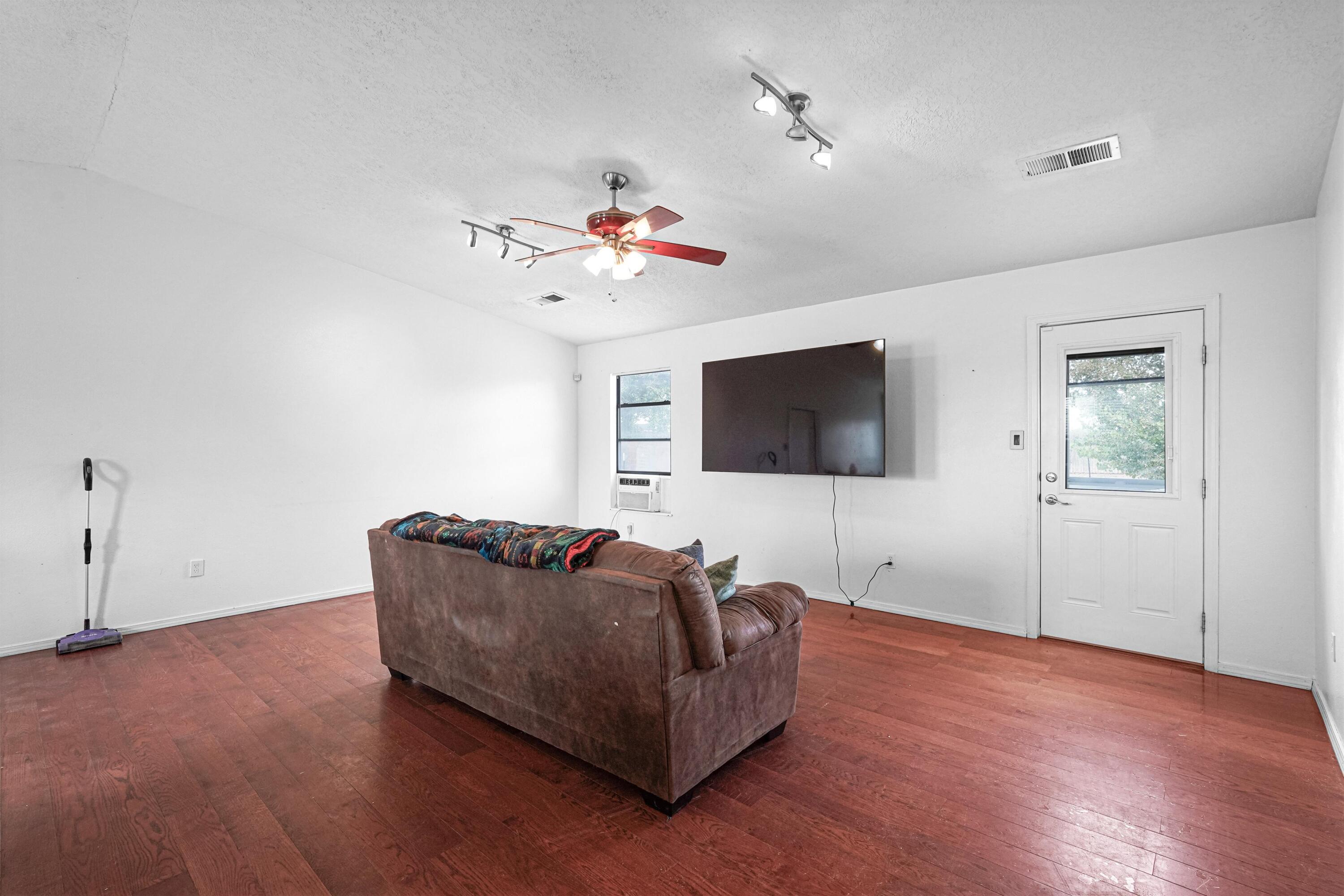 432 Mohawk Street Southwest Rio Rancho, NM 87124 - Photo 4 of 24 Gallery Image 4