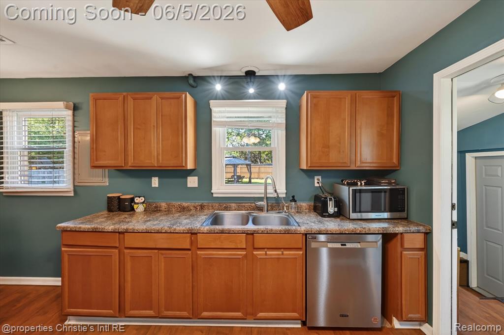 39185 Chase Street Romulus, MI 48174 - Photo 9 of 34
