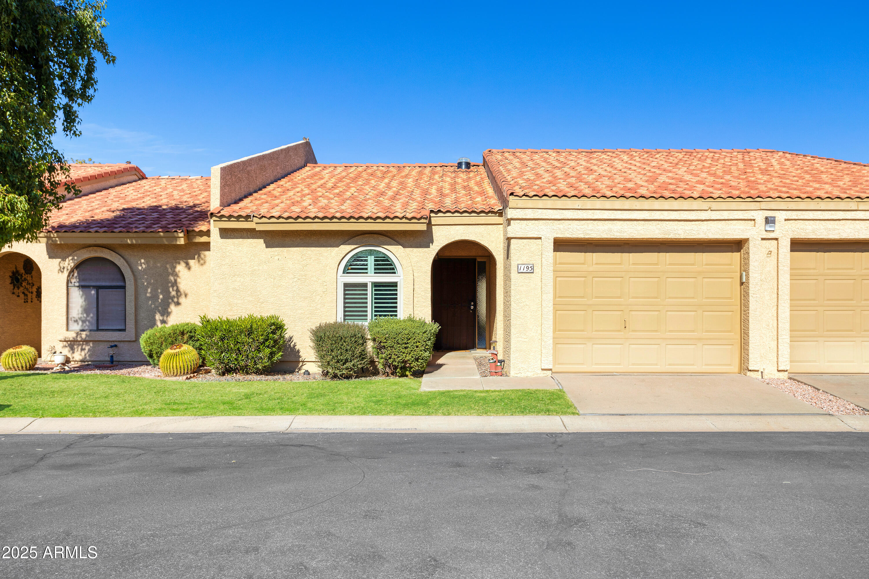 1021 South Greenfield Road, Unit 1195 Mesa, AZ 85206 - Photo 26 of 41 a front view of a house with garden
