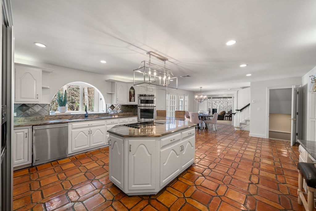 286 Mayflower Circle Hanover, MA 02339 - Photo 8 of 42