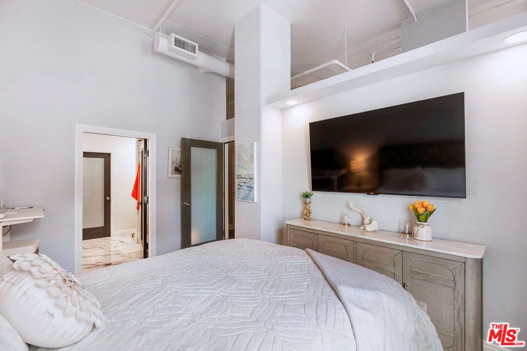 645 West 9th Street, Unit 740 Los Angeles, CA 90015 - Photo 22 of 63 a bedroom with a flat screen tv and a bed