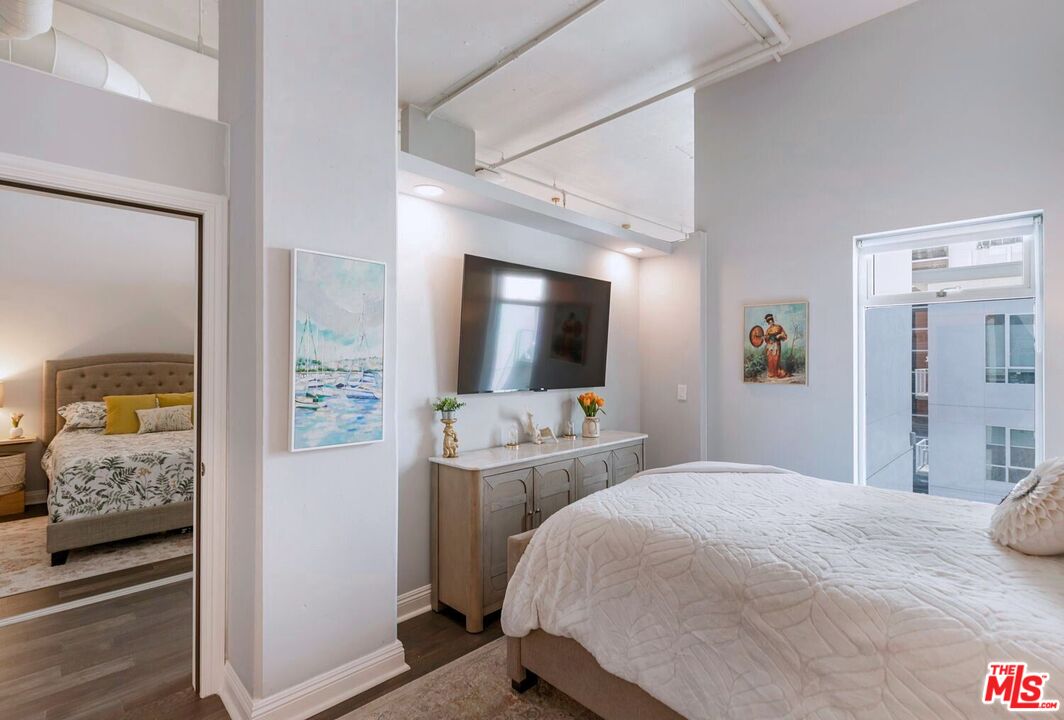 645 West 9th Street, Unit 740 Los Angeles, CA 90015 - Photo 23 of 63 a bedroom with a bed and a mirror