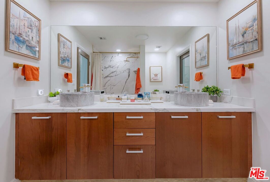 645 West 9th Street, Unit 740 Los Angeles, CA 90015 - Photo 24 of 63 a bathroom with a sink and a mirror