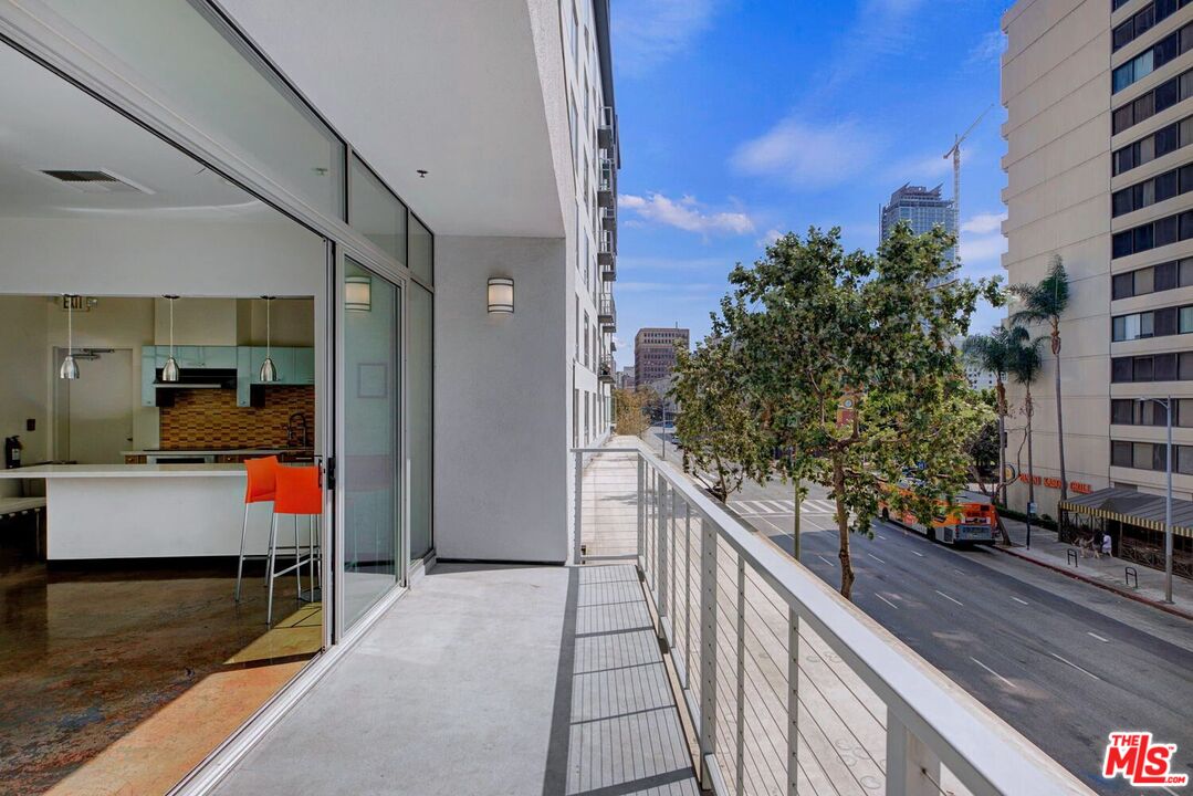 645 West 9th Street, Unit 740 Los Angeles, CA 90015 - Photo 40 of 63 a balcony view with an outdoor seating