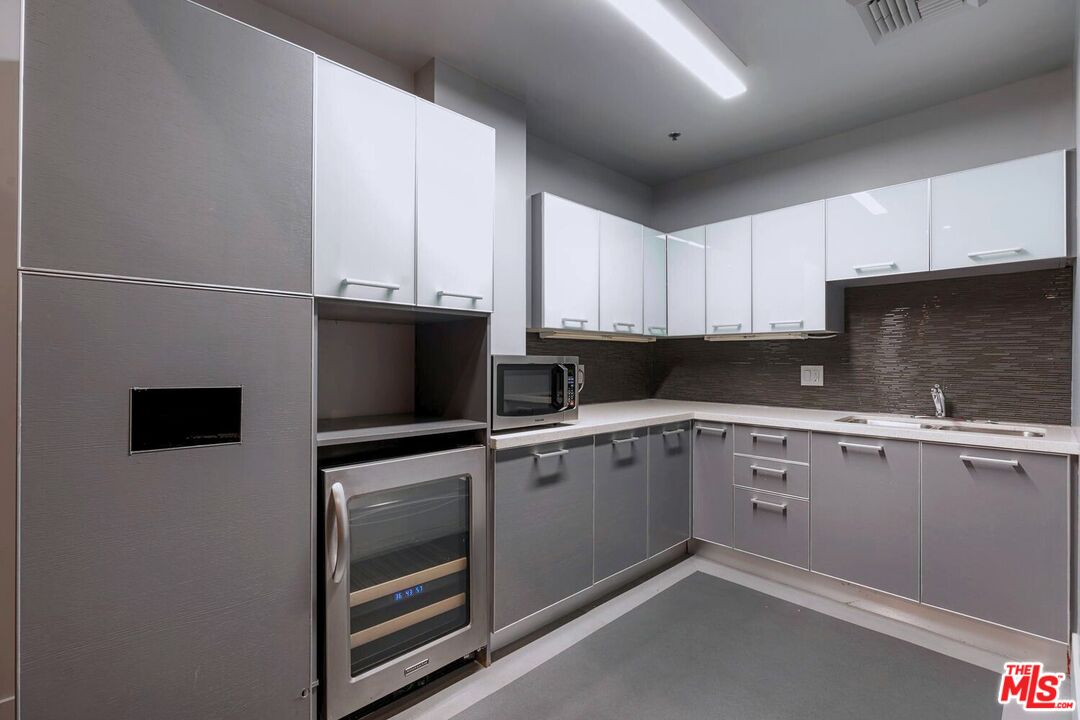645 West 9th Street, Unit 740 Los Angeles, CA 90015 - Photo 45 of 63 a kitchen with a sink and a microwave