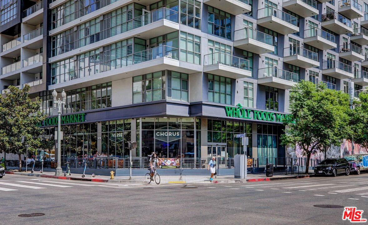 645 West 9th Street, Unit 740 Los Angeles, CA 90015 - Photo 48 of 63 a view of a building and a street light