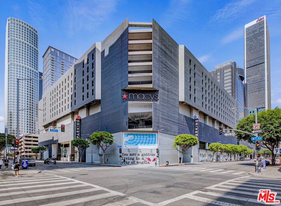 645 West 9th Street, Unit 740 Los Angeles, CA 90015 - Photo 49 of 63 a front view of a building with a garden and plants