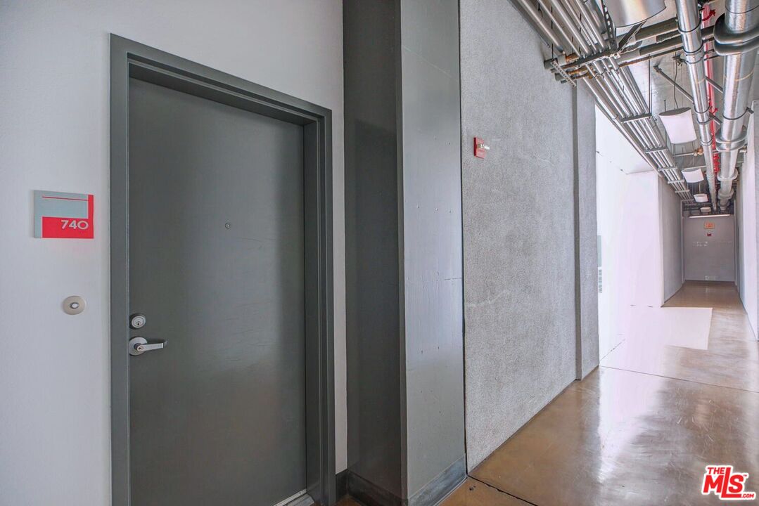 645 West 9th Street, Unit 740 Los Angeles, CA 90015 - Photo 5 of 63 a view of a hallway