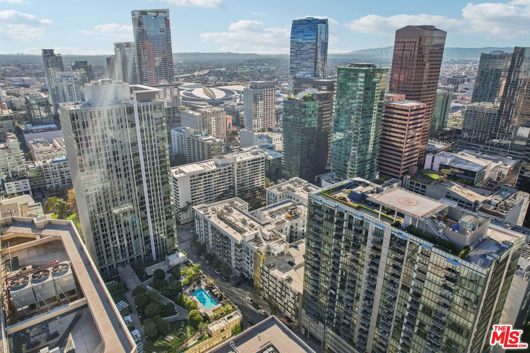 645 West 9th Street, Unit 740 Los Angeles, CA 90015 - Photo 59 of 63 a view of city from balcony
