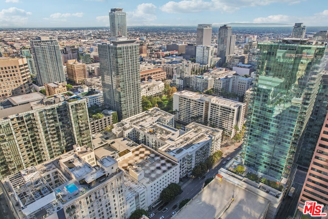 645 West 9th Street, Unit 740 Los Angeles, CA 90015 - Photo 61 of 63 a picture of city view