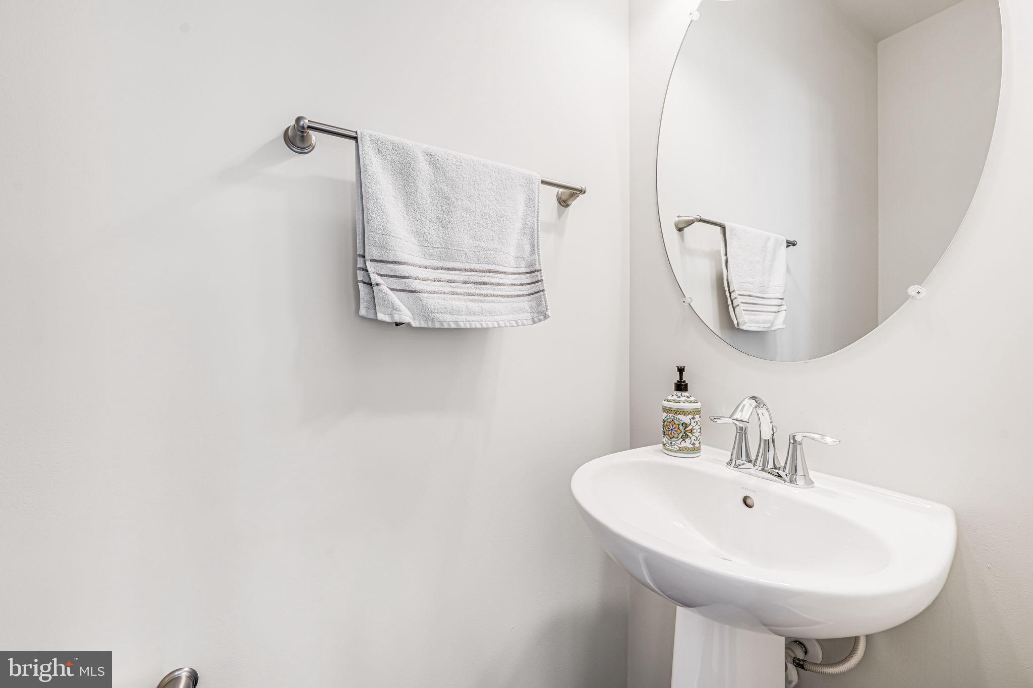 43373 Town Gate Square Chantilly, VA 20152 - Photo 14 of 30 a bathroom with a sink and a mirror