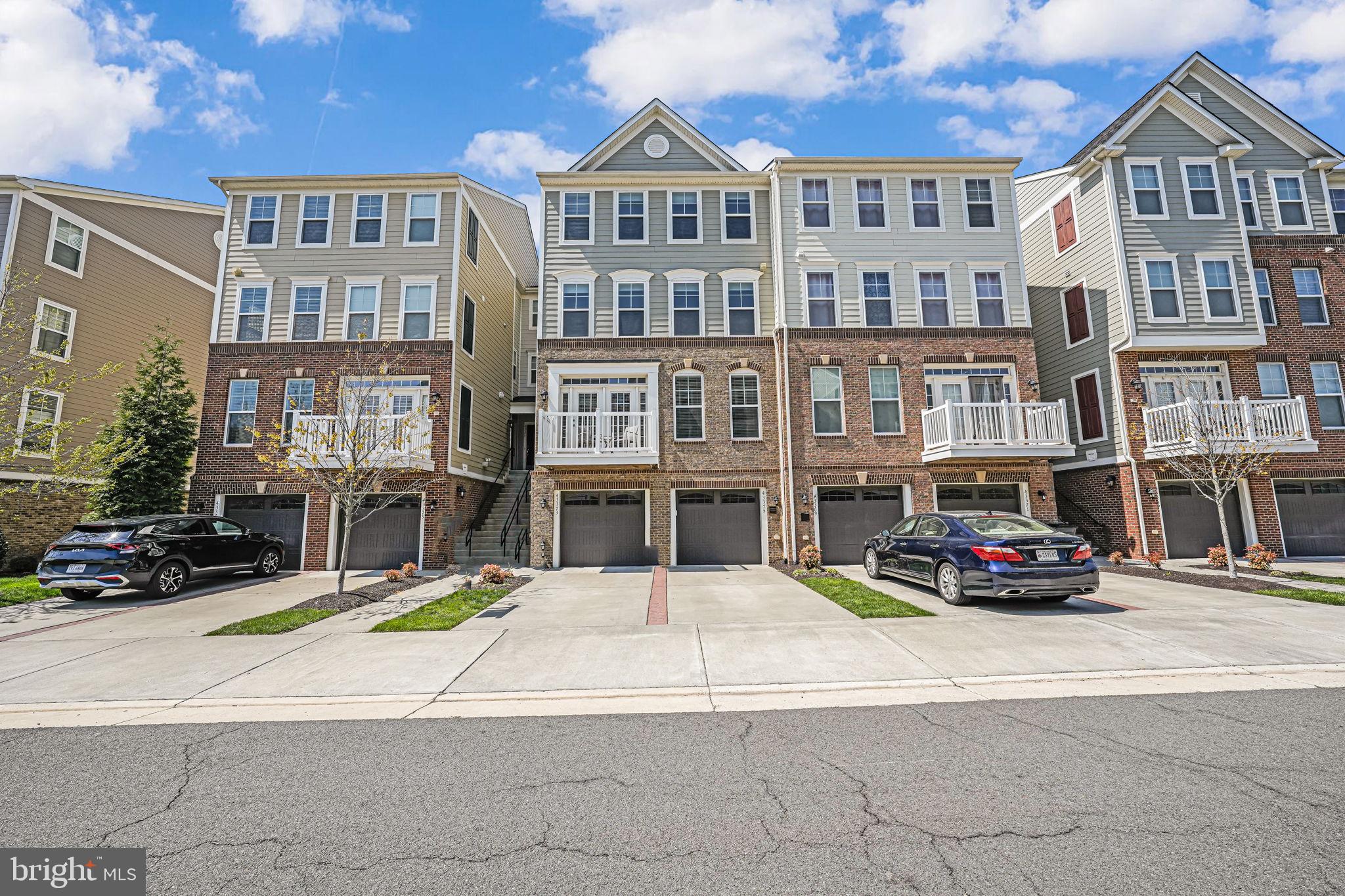 43373 Town Gate Square Chantilly, VA 20152 - Photo 2 of 30 a car parked in front of a building