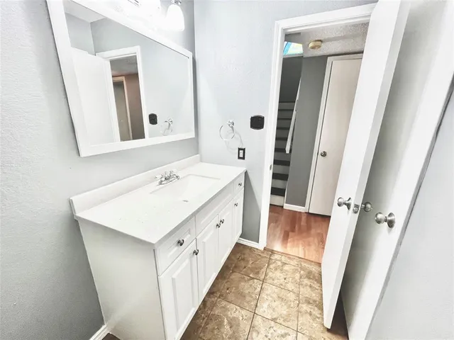 $2,100 | 6419 Valleybrooke Court, Arlington, TX 76001