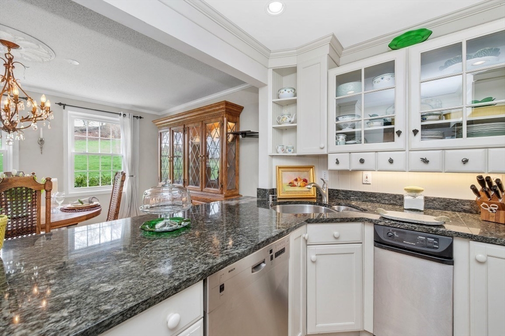 18 Breakwater Drive, Unit 18 Chelsea, MA 02150 - Photo 5 of 41
