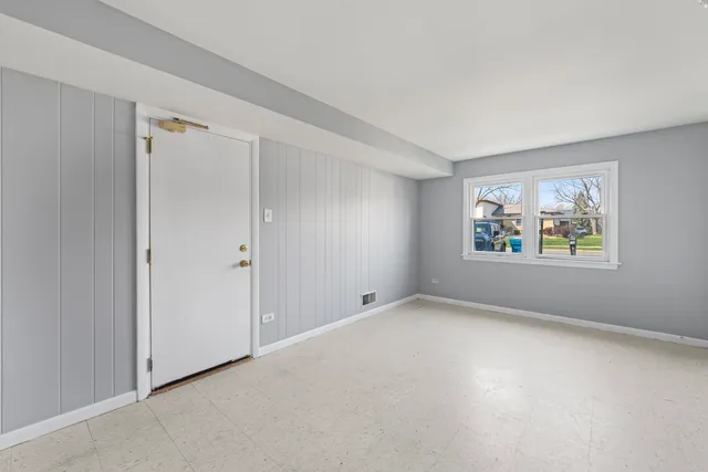 $179,900 | 4827 Imperial Drive, Richton Park, IL 60471