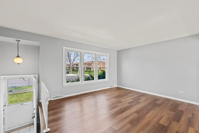 $179,900 | 4827 Imperial Drive, Richton Park, IL 60471