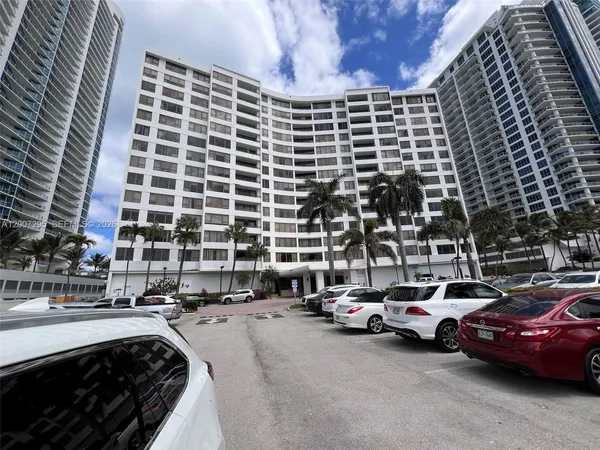 $2,095 | 3505 South Ocean Drive, Unit 318, Hollywood, FL 33019