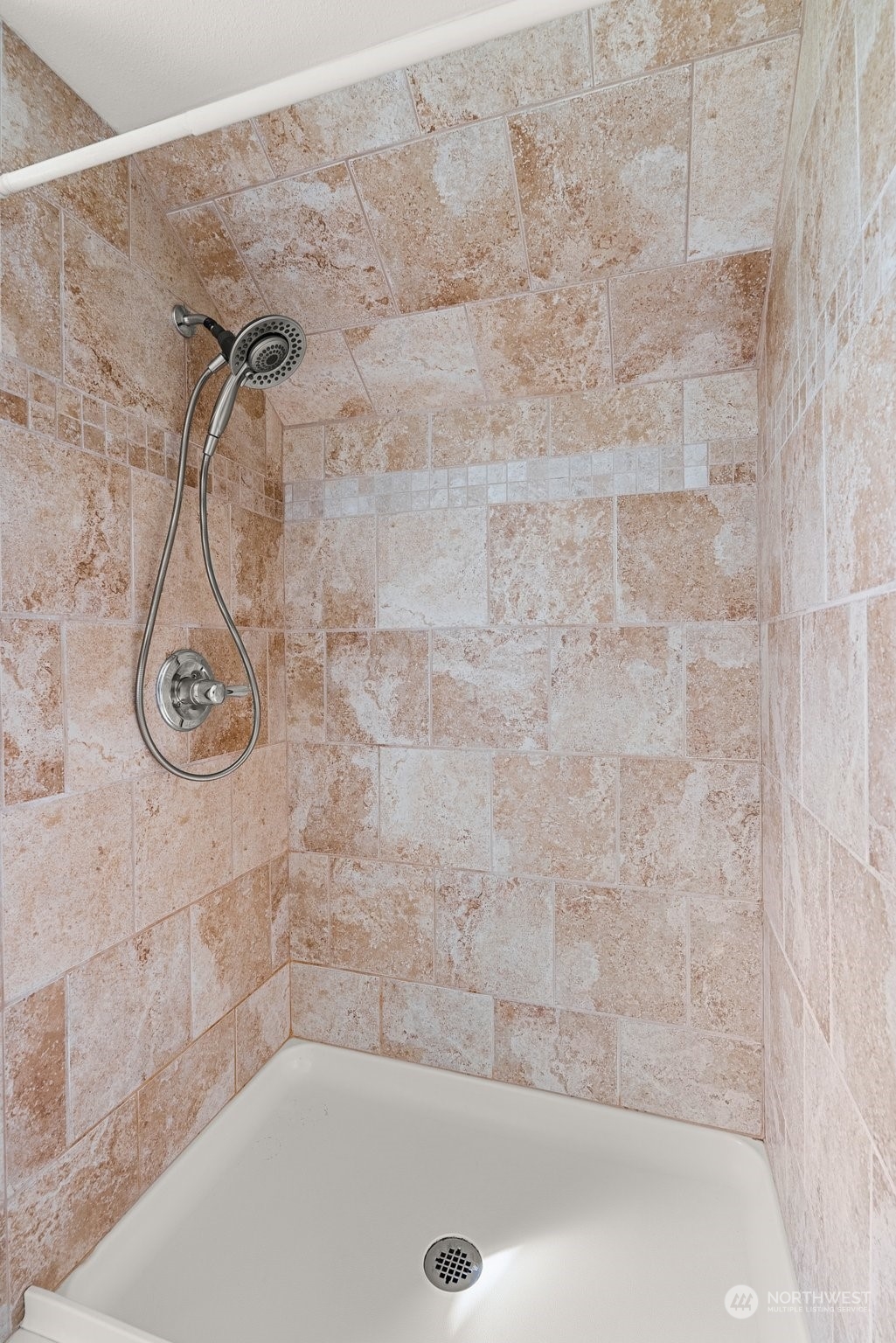 17 Maple Leaf Street Raymond, WA 98577 - Photo 19 of 27 a bathroom with a bath tub